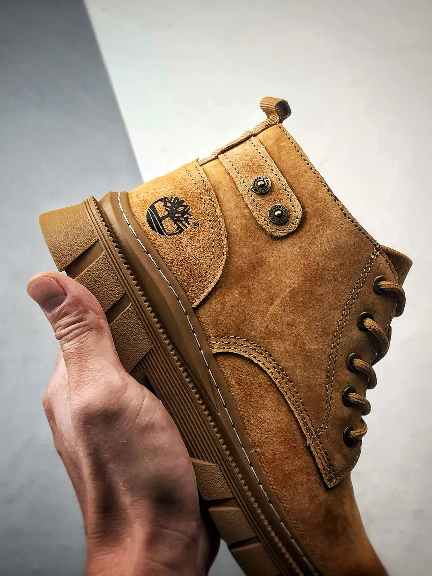 💰440 Timberland 25 autumn and winter must-have outdoor casual mid-cut rhubarb boots #Guangdong Dachang quality, original box and original packaging, fashionable and trendy matching. The fabric is made of Italian 🇮🇹 top-grade frosted fine-grained cowhide. Lightweight outsole. It is equipped with anti-odor and anti-corrosion genuine leather latex insoles. The outsole and hardware are all made from OEM raw materials. It is the same as the original Goodyear and will never be glued. Good products do not kill pigs. The quality of the first order is strictly controlled. Exclusively launched on the entire network. There is no doubt about the quality. The whole set is packaged in the same official website to give you the perfect wearing experience. The quality is exquisite and durable. A must-have for sportsmen. Specially designed to prevent handsomeness. High-quality and first-class foot feel. Special for cold protection and outdoor use this winter. Casual matching for daily use. Item No.: TB99248 Size: 39 40 41 42 43 44 (standard size)